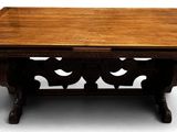 table en bois avec un plateau en bois sur fond blanc