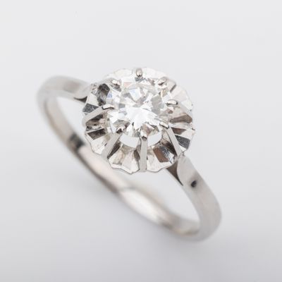 gros plan d'une bague en diamant sur fond blanc