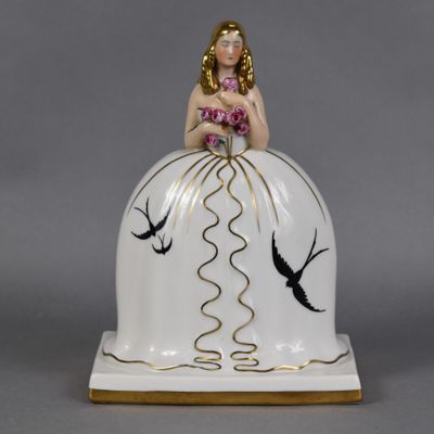 une figurine en porcelaine représentant une femme en robe de mariée