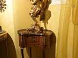 une petite table sur laquelle se trouvent un miroir et une paire de chaussures
