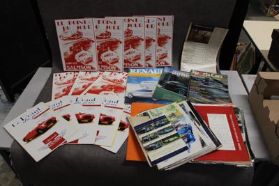 beaucoup de livres et de brochures posés sur une chaise