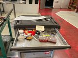 une photo d'un établi sur lequel se trouvent des outils