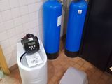 deux réservoirs d'adoucisseur d'eau et des toilettes dans une salle de bains