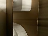 deux rouleaux de papier toilette accrochés au mur l'un à côté de l'autre