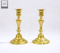 Paire de flambeaux en laiton doré de style Louis XVI