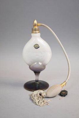 une lampe posée sur une table à côté d'un cordon
