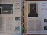 deux pages d'un livre ouvertes sur une table