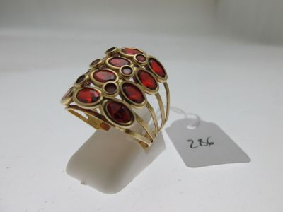 gros plan d'une bague sur une surface blanche avec une étiquette de prix