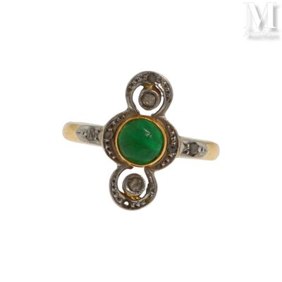 Gros plan sur une bague ornée d'une pierre verte