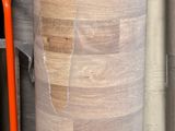 de nombreux rouleaux de papier sur l'étagère de l'entrepôt