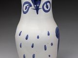 un vase blanc et bleu orné d'un motif représentant un hibou