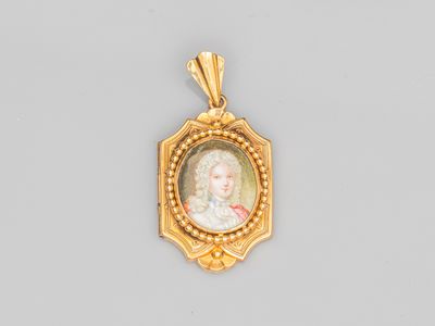 une serrure en or ornée du portrait d'une femme en robe blanche