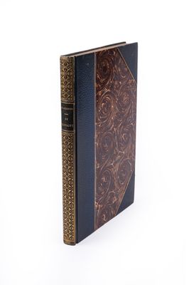 un vieux livre à la couverture en cuir sur fond blanc