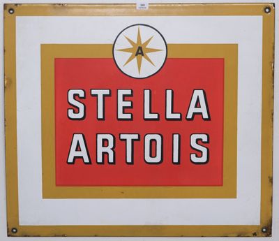 une enseigne Stella Artois à l'ancienne accrochée sur le mur d'un immeuble