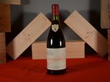 une bouteille de vin posée sur une table