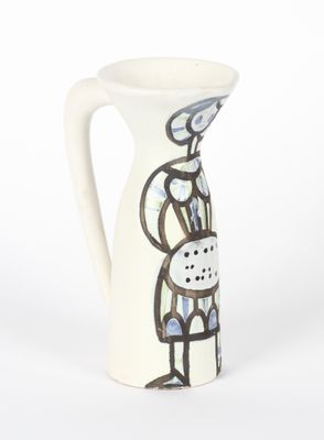 un vase blanc orné d'un dessin en noir et blanc