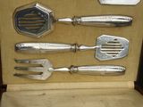 une boîte contenant un service de couverts