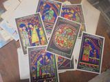 un lot de cartes posées sur une table