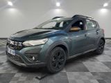 la voiture grise est garée sur le sol en damier d'un garage