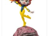 un gros plan sur une figurine représentant une femme posée sur un casque