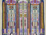 une image représentant une tapisserie colorée accrochée sur un mur
