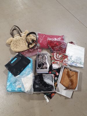 beaucoup de sacs et de sacs à main par terre