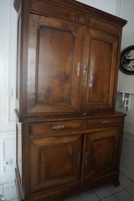 un grand meuble en bois dans le coin d'une pièce