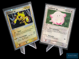 deux cartes Pokémon exposées sur un fond noir