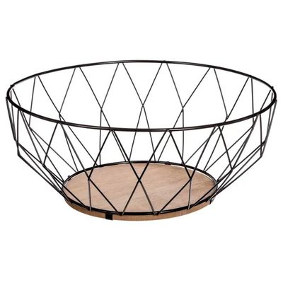 un panier en fil de fer noir surmonté d'un plateau en bois
