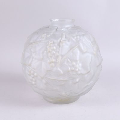 un vase en verre avec un motif sur une surface blanche