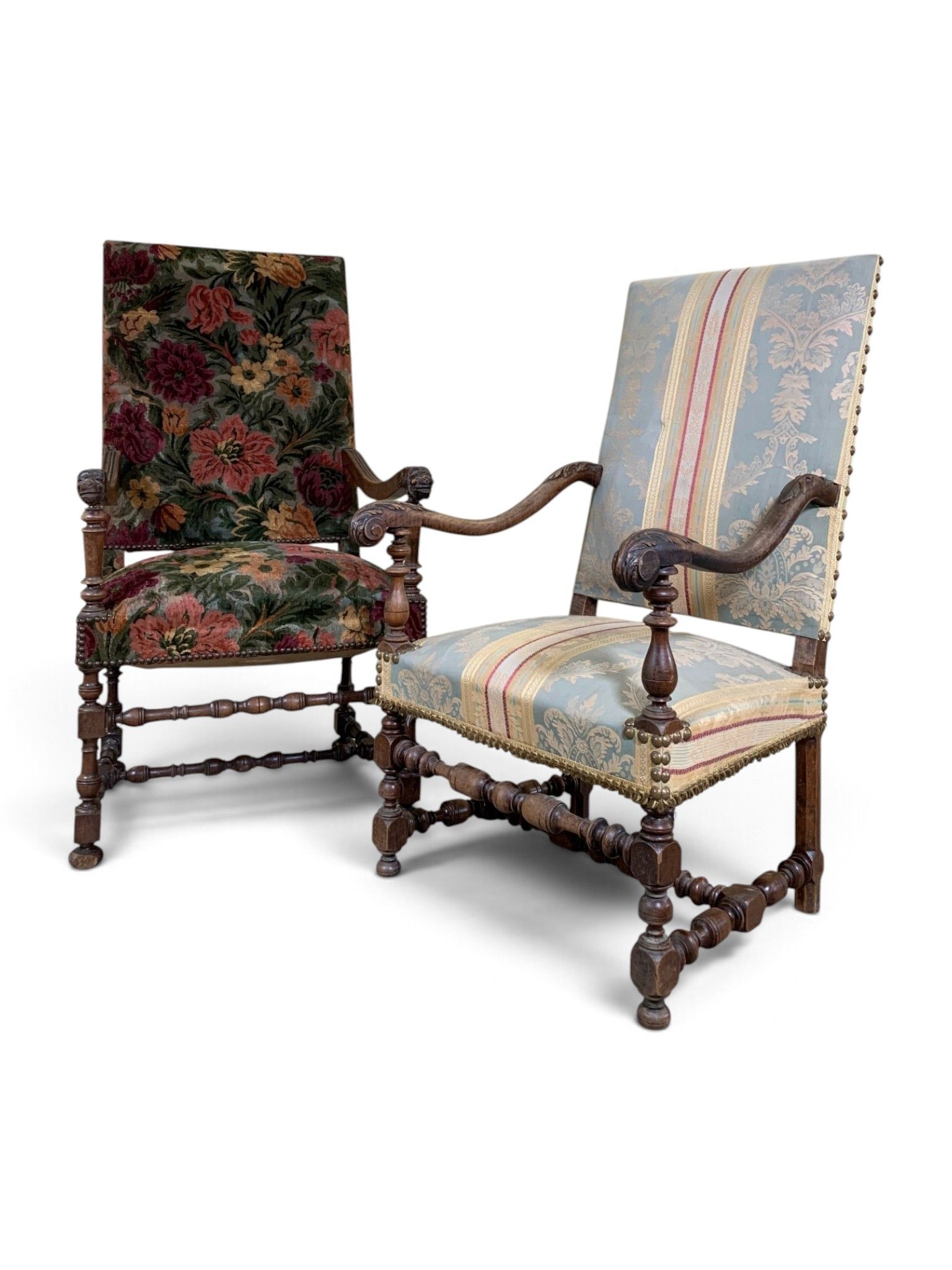 Lot de 2 fauteuils à dossier plat en bois naturel tourné, le…