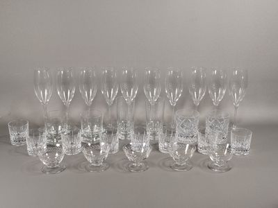 beaucoup de verres à vin vides sur la table