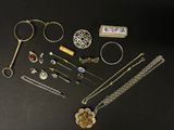 plusieurs types de bijoux différents sur une surface noire