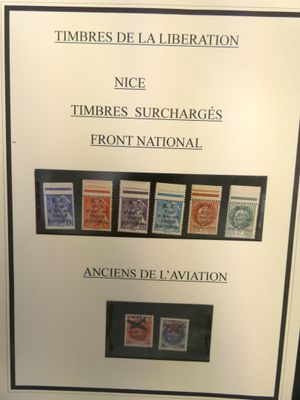une collection de timbres exposée dans une vitrine