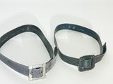 une paire de ceintures en cuir noir avec des boucles argentées, sur fond blanc
