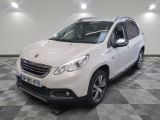 la petite voiture blanche est garée dans une grande pièce