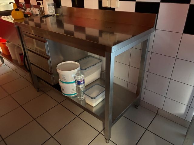 Table inox à dosseret avec tablette inférieure et bloc trois tiro...