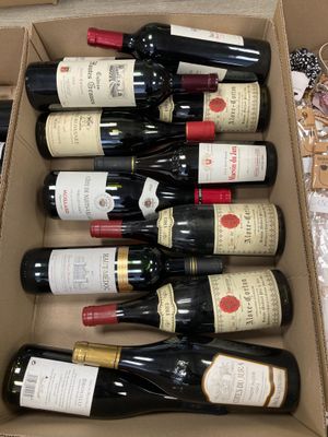 Douze bouteilles de vin.