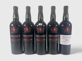 six bouteilles de vin rouge Taylor's sont alignées en rang