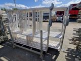 une cage métallique qui se trouve au milieu d'un parking