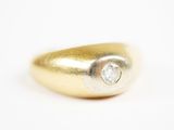 Gros plan sur une bague en or ornée d'un diamant