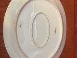 une photo d'une assiette blanche posée sur une table marron