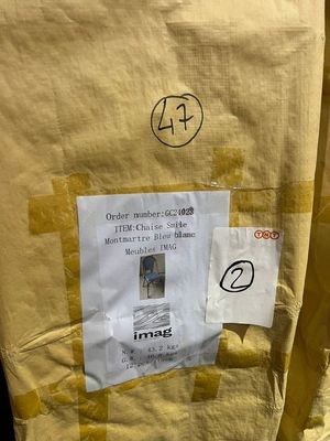 un sac de nourriture posé sur une table
