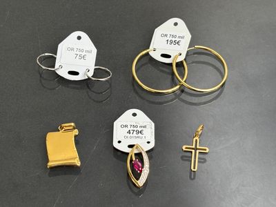 plusieurs types de bijoux sont présentés sur une surface noire