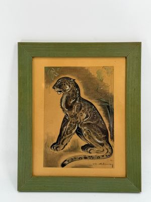 tableau représentant un singe, dans un cadre vert, accroché à un mur blanc