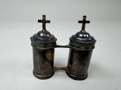 paire de salières et poivrières anciennes en pewter ornées de croix