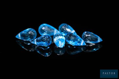 un groupe de diamants bleus posés sur une surface noire