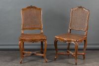 Paire de chaises en noyer mouluré et sculpté, assises et dos…
