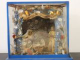 une petite boîte en verre contenant une photo