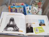 un livre ouvert sur lequel figure une image de la tour Eiffel